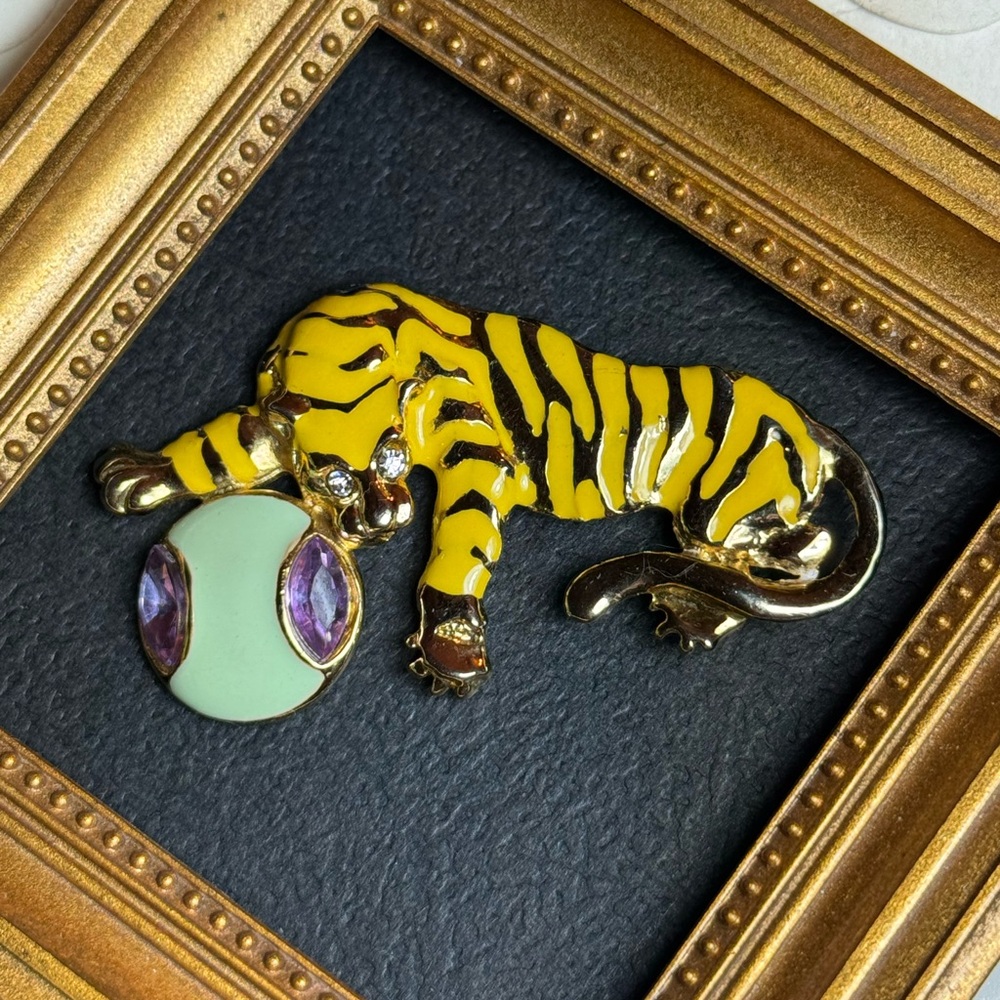 Yellow Enamwl Gold Striped Tiger Brooch with Green Ball VTG - Picture 8 of 15